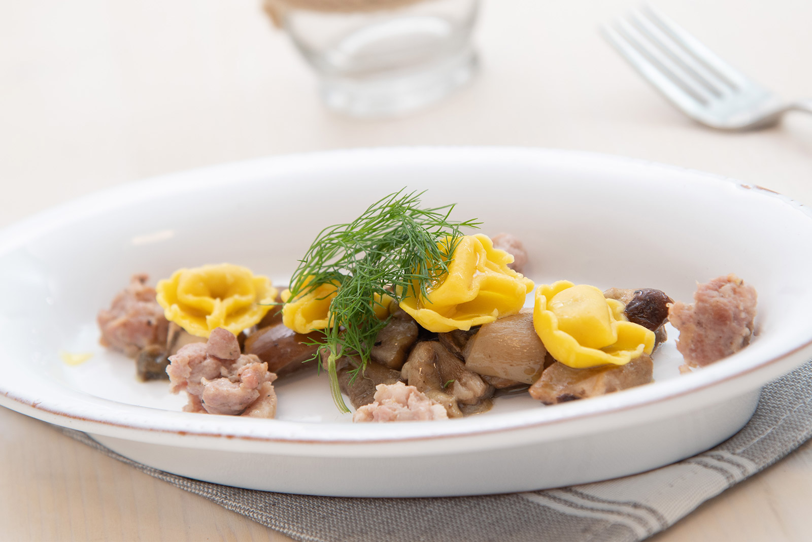 Ricetta Cappelletti al crudo con funghi porcini e salsiccia scottata - Pasta di Venezia