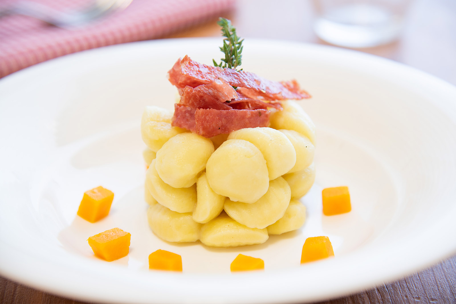 Ricetta Gnocchetti di patate con crema di burro, salame croccante e zucca - Pasta di Venezia