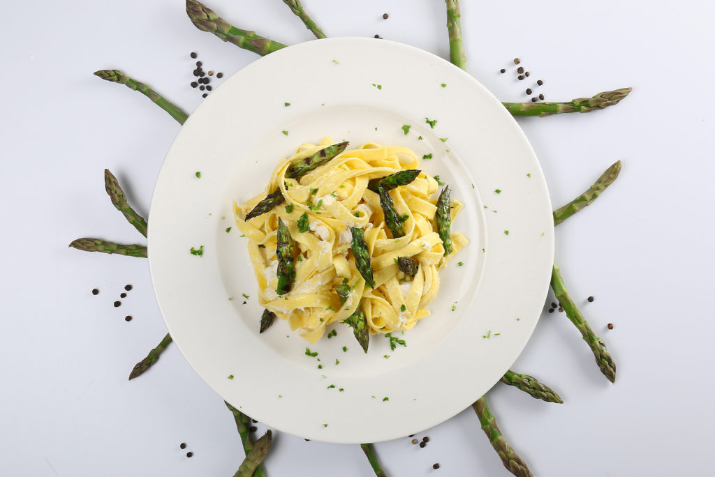 Tagliatelle con baccalà mantecato e punte di asparago grigliato