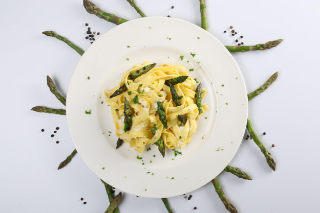 Tagliatelle con baccalà mantecato e punte di asparago grigliato Tagliatelle con baccalà mantecato e punte di asparago grigliato