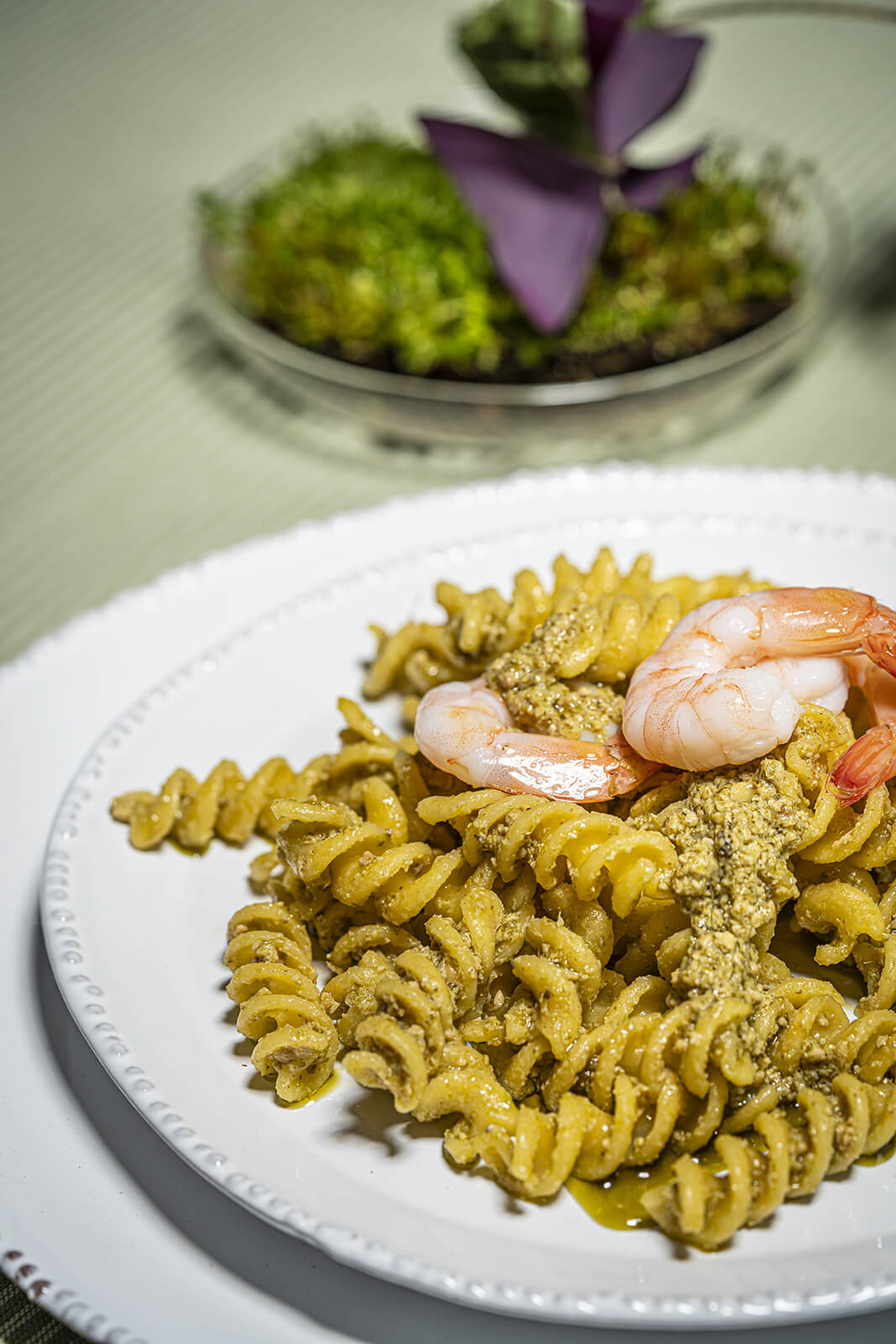 Fusilli di mais e riso con pesto al basilico e gamberi