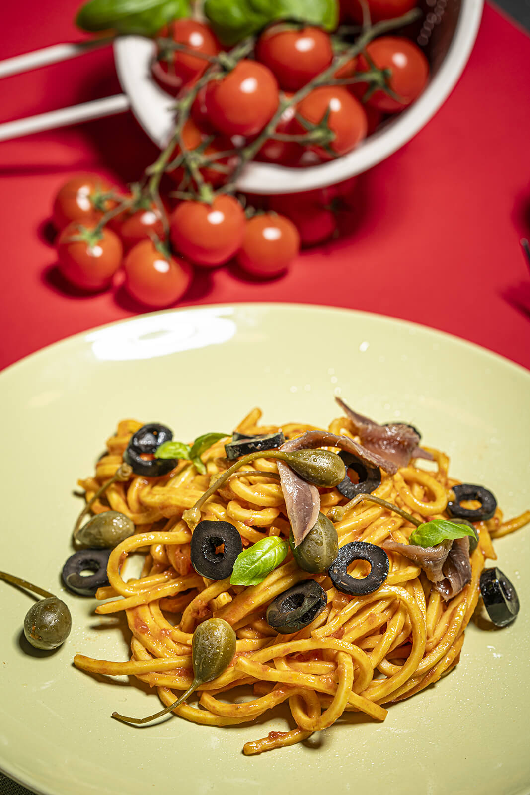 Spaghetti freschi alla chitarra con sugo alla puttanesca